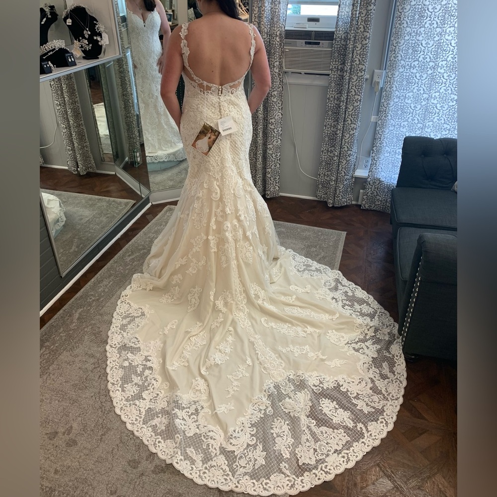 New Essence of Australia wedding dress, size 14
